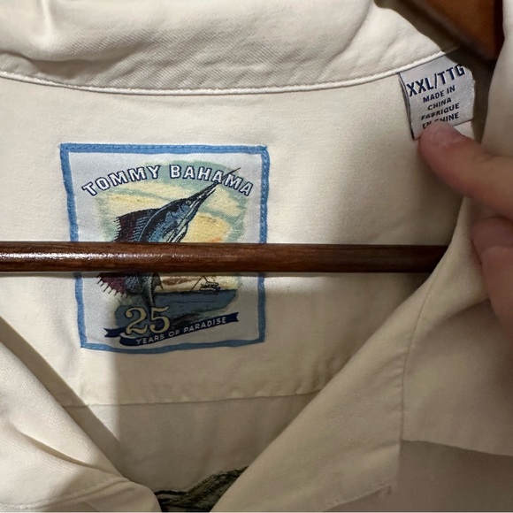 Tommy Bahama Men’s 25 Years of Paradise Embroidered Hawaiian Shirt - Picture 3 of 3